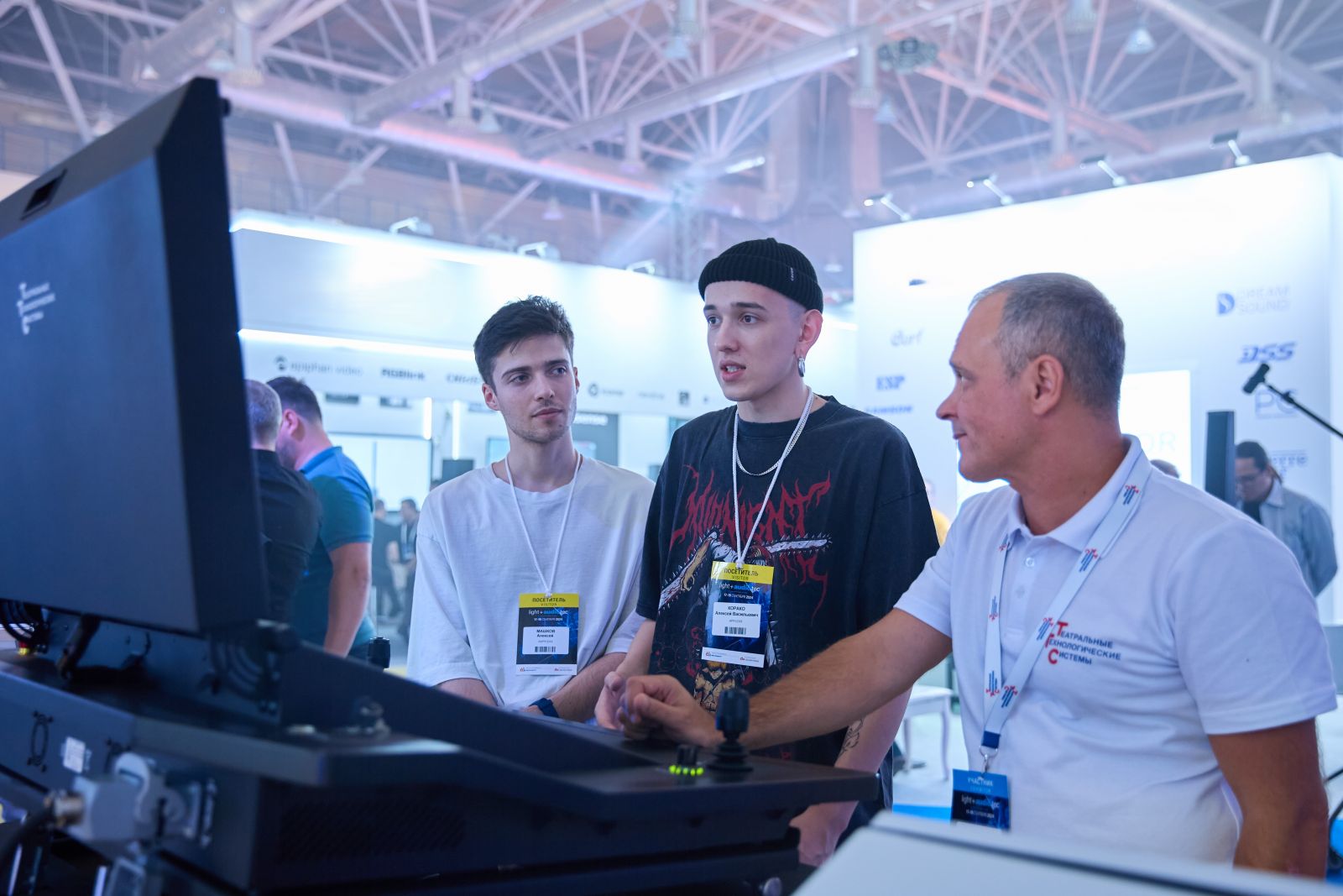 общение на стенде на стенде ТТС на выставке Light + Audio Tec 2024